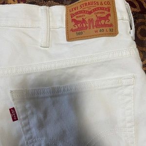 Slightly used pair of Mens Levi’s 569. Size 40/32. Smoke free and pet free home.